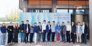 Gruppenfoto der Gäste bei der Eröffnungsfeier der Ausstellung „Von Baiheliang zum Nilometer – Internationale Einladungsausstellung für Malerei 2026 in Fuling“. © Fuling Cultural Center